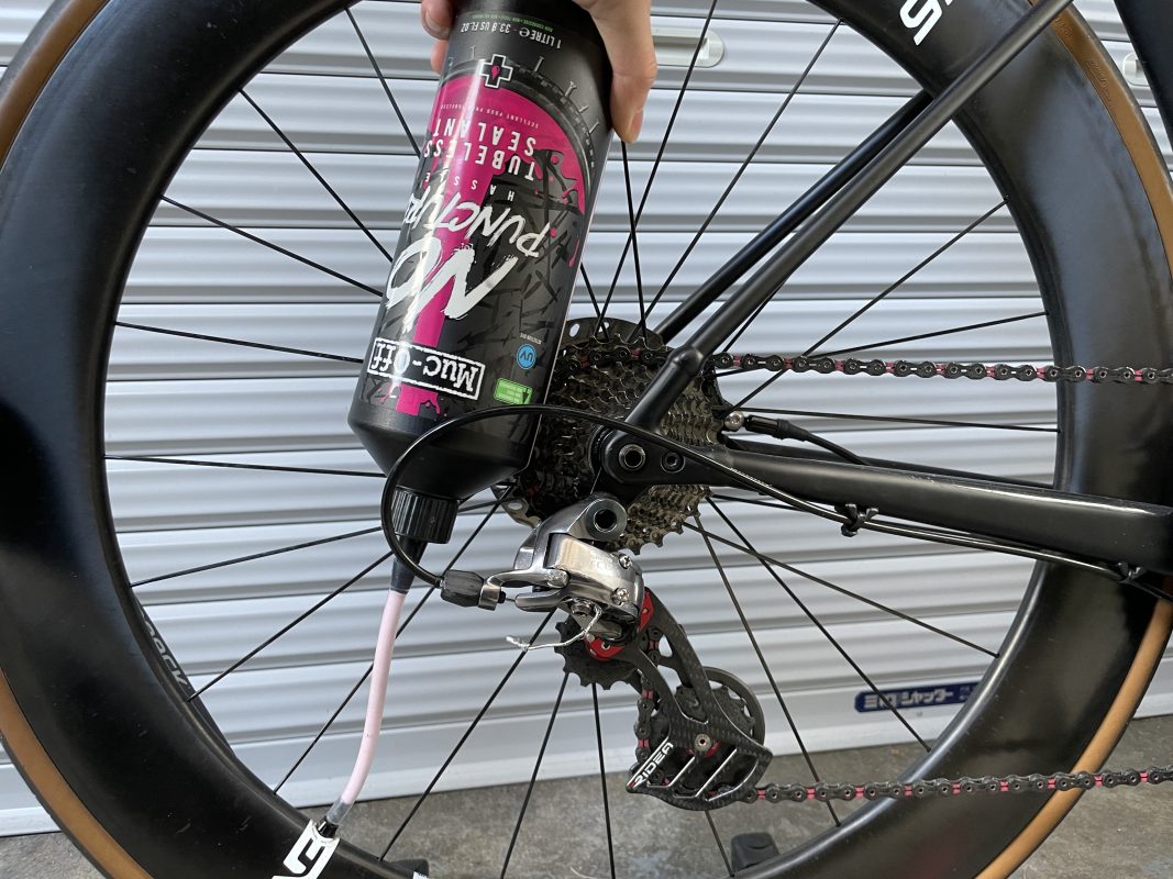 チューブレスタイヤにシーラントを入れる様子