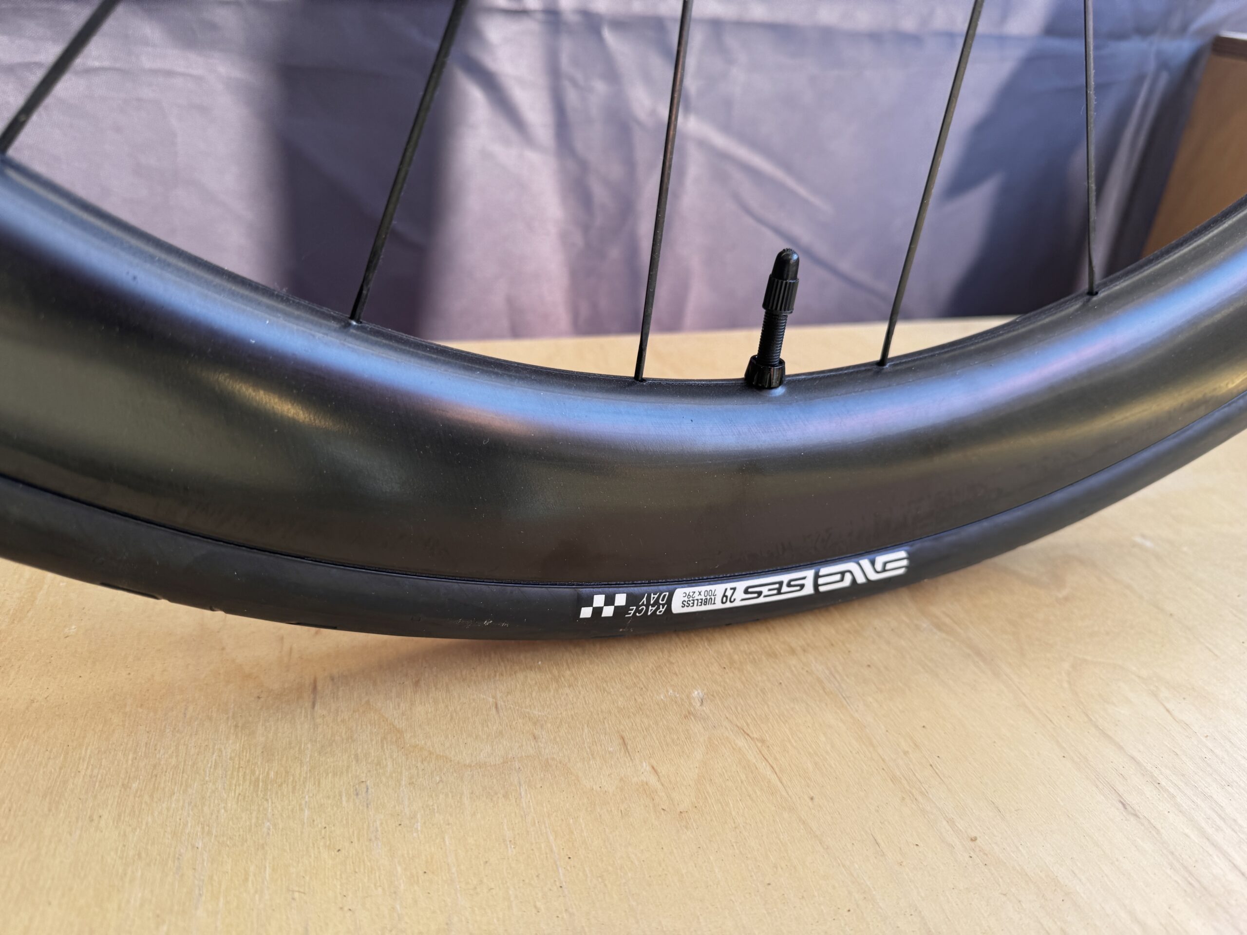 最も軽いレース用チューブレスレディータイヤのSES RACE DAY TIREの