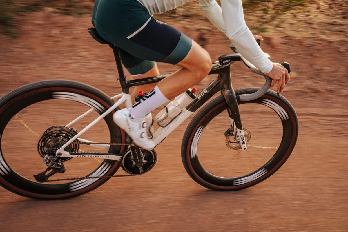 ENVE G SES 4.5 PROでグラベルを走るライダー