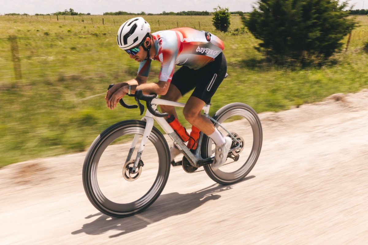 ENVE G SES 6.7 PROでグラベルを走るライダー