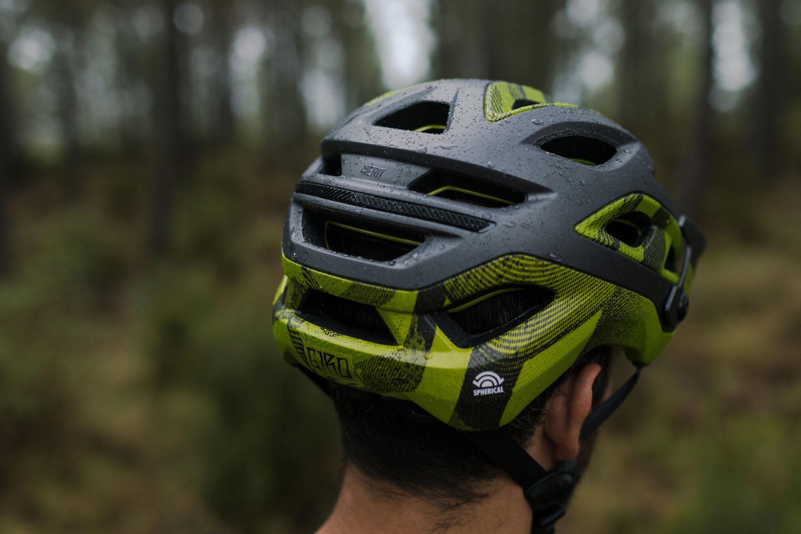 スフェリカルテクノロジーを搭載したトレイルライディングヘルメット