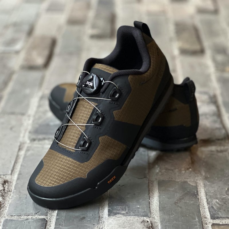 レア)Giro TRACKER 43サイズ GIRO/ジロ】TRACKER Harbor Blue / Bright Red