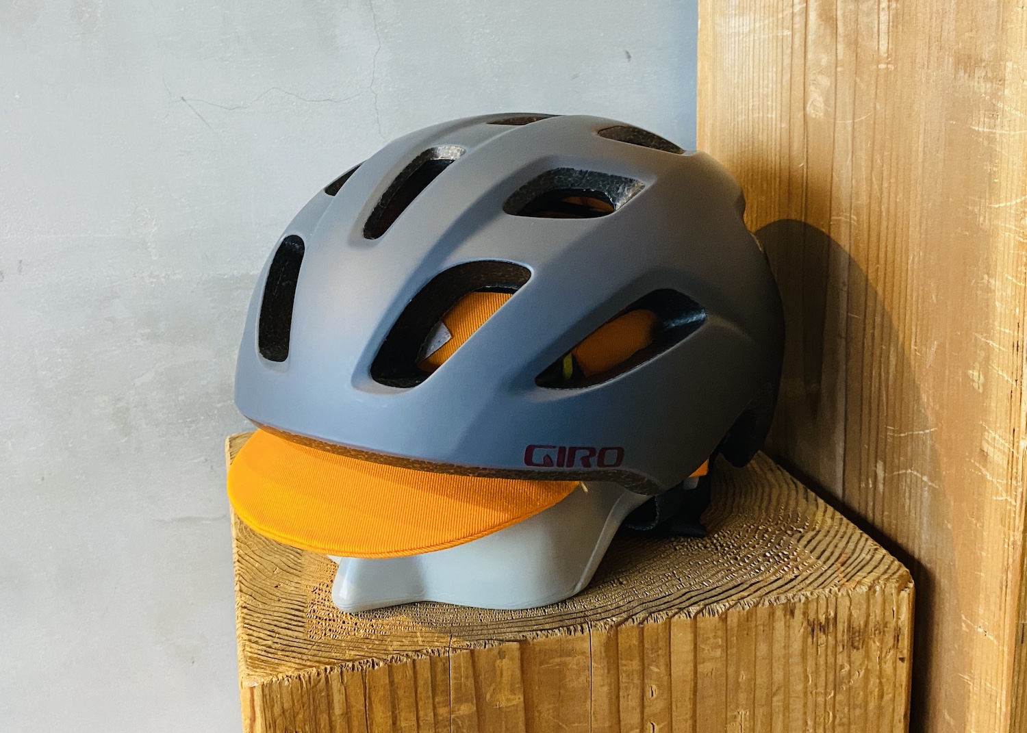 通勤・通学最軽量ヘルメット、コーミック スタンダード！