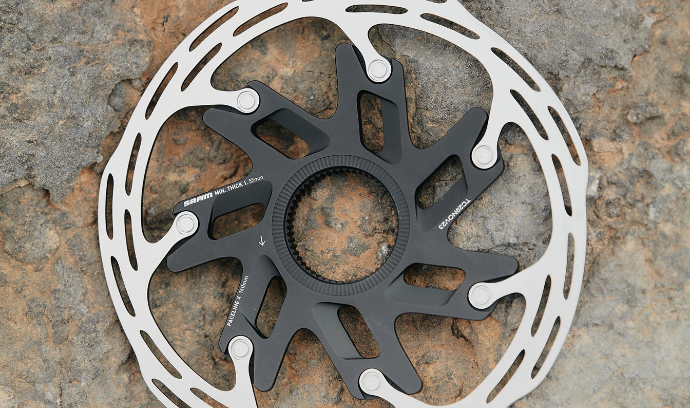 石の路面に設置されたSRAM Paceline X 160mm自転車用ディスクブレーキローター。.