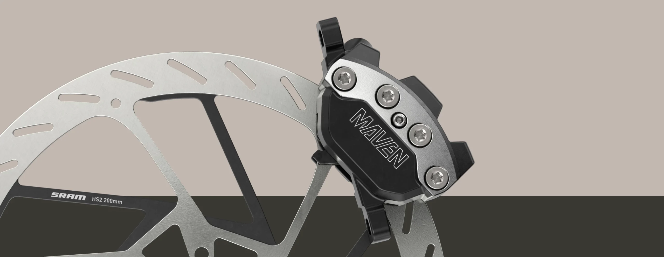200mmのHS2ブレーキローターに取り付けられたSRAM Mavenディスクブレーキキャリパー。.