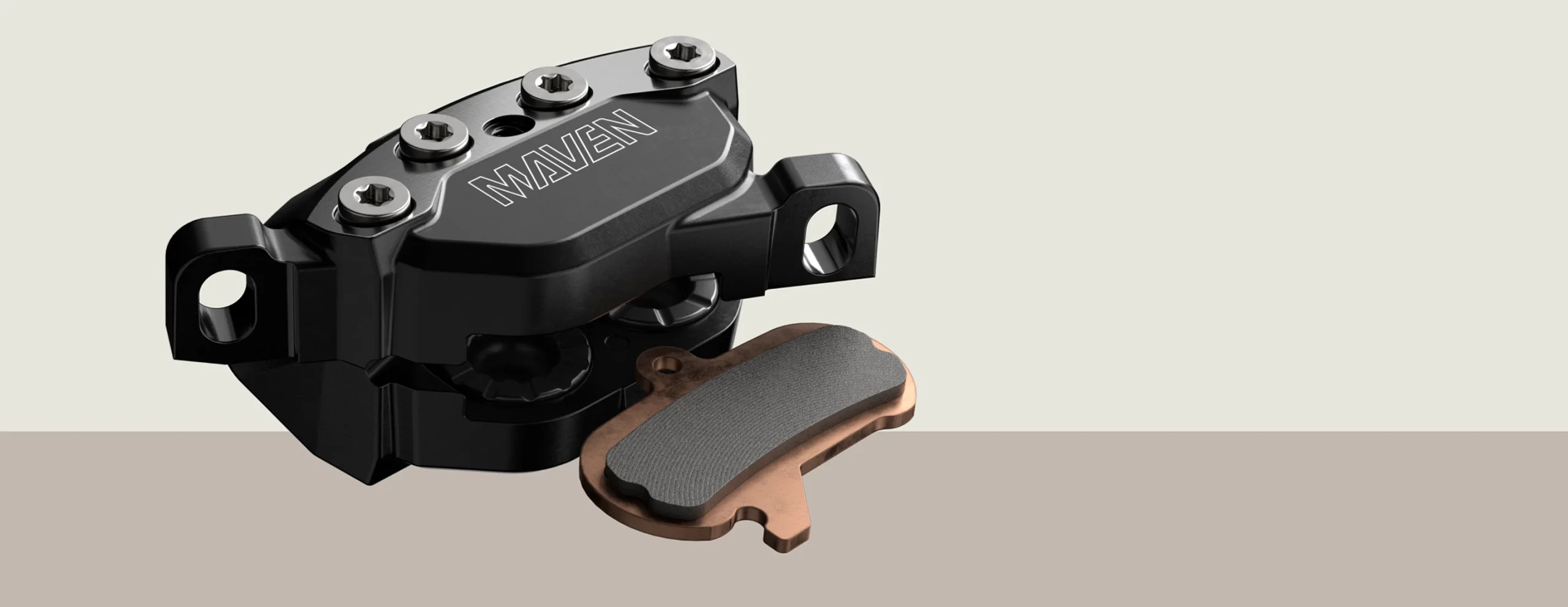 ブレーキパッドが外れたBlack Maven製の自転車用ディスクブレーキキャリパー。.