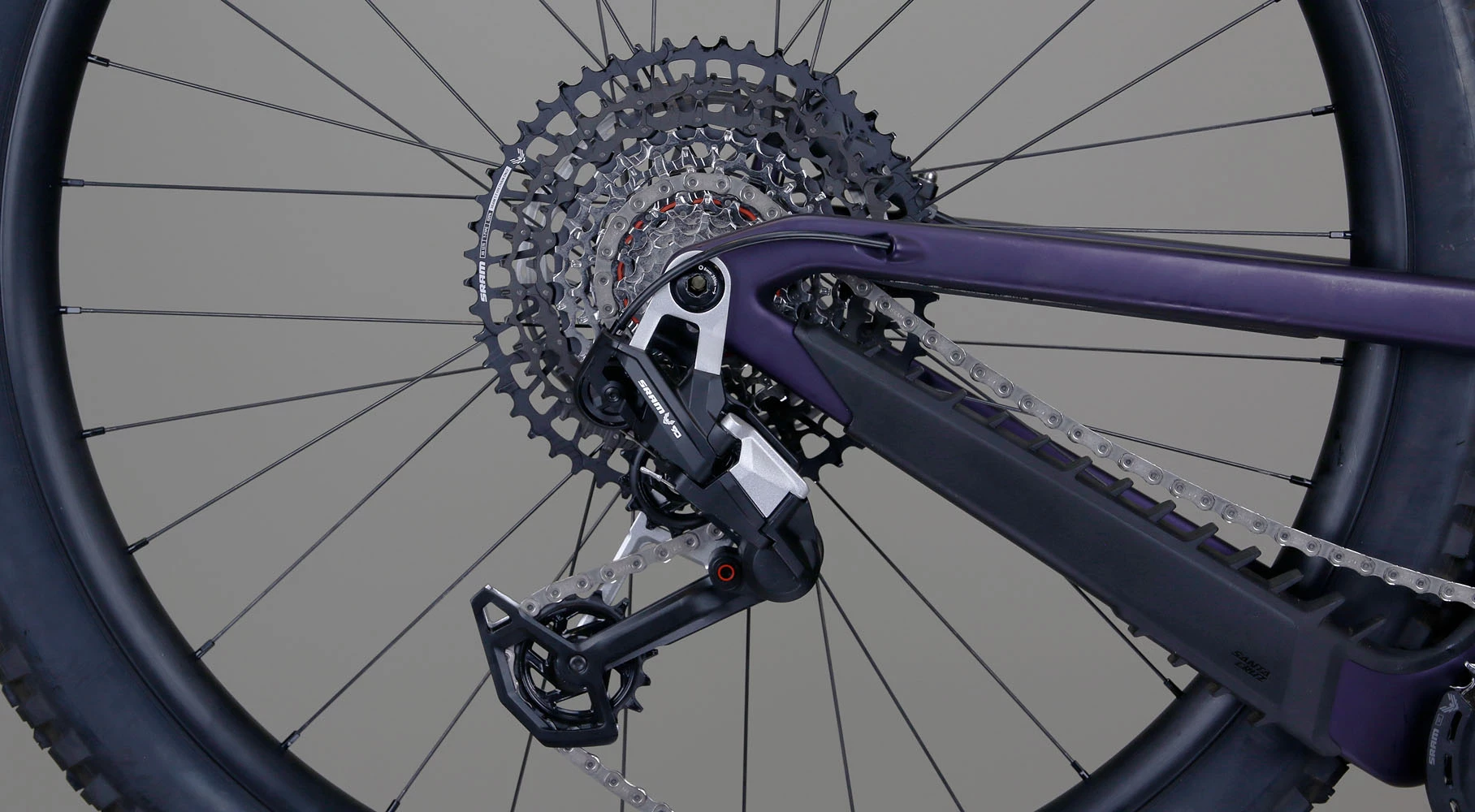 自転車の後輪のクローズアップ写真。Sram GX Eagleのドライブトレイン、カセット、ディレイラーが写っている。.