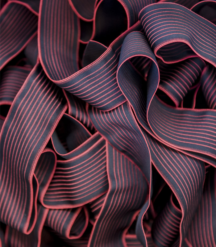 ブラックとイエローのTTX1 AIR TRUNNION リア・マウンテンバイク用ショックアブソーバーは、調整ダイヤルと幾何学的なグラフィックに "TTX "のラベリングが特徴。.