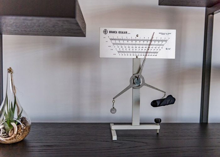 マウンテンバイク用リア・ショックアブソーバーTTX1 AIRは、ブラックとゴールドのカラーリングで、調整ダイヤルとブランドロゴが施されている。.