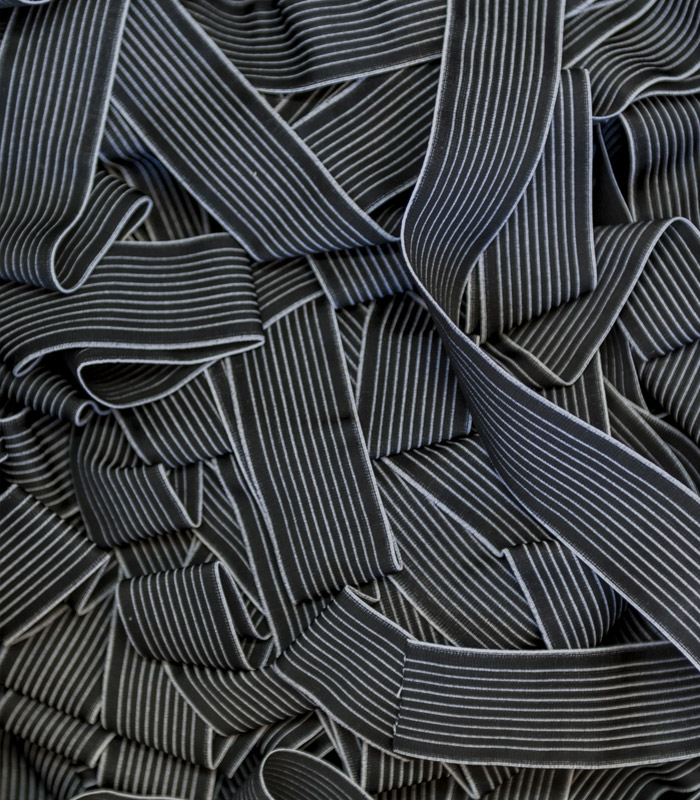 STX22 AIRはブラックとゴールドのオーリンズ製マウンテンバイク用リアショックアブソーバーで、調整ノブ付き。.