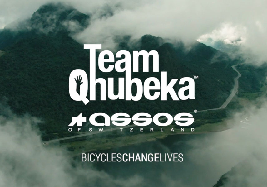 夕暮れ時や夜間の薄暗い道を、ヘルメットをかぶった人が明るい前照灯をつけた自転車で走っている。.