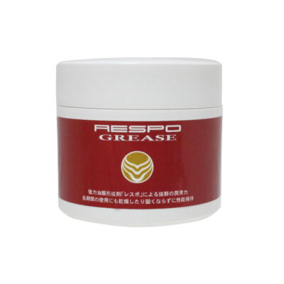 TITAN SPRAY EVO（チタンスプレーエボ）と日本語の赤いラベルが貼られた白いプラスチック容器。.