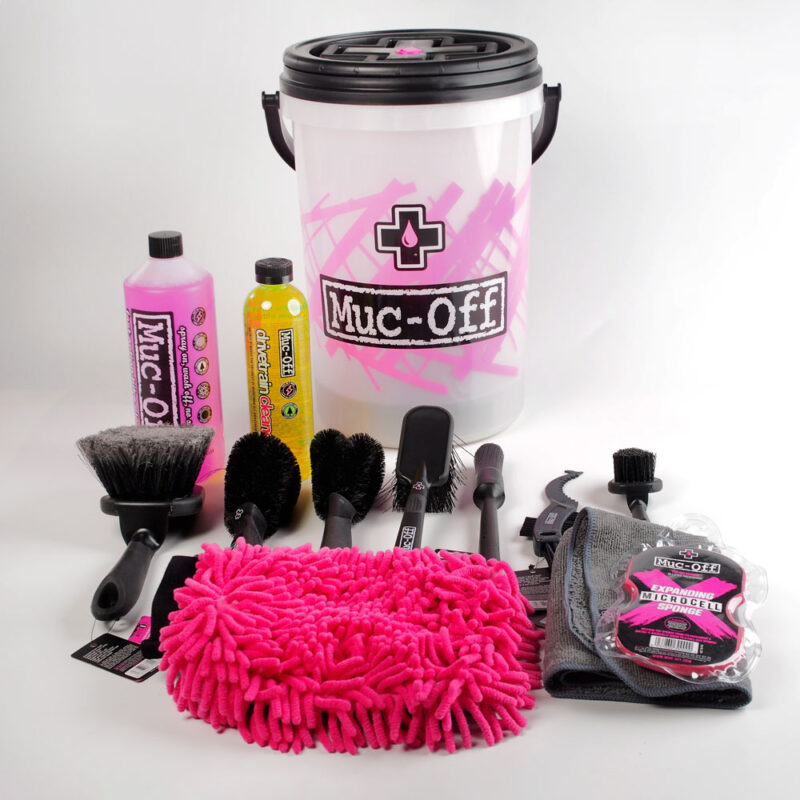 DEEP CLEAN BUCKET KIT BICYCLEは、バケツ、ブラシ、2種類の洗浄液、ピンクのミット、マイクロファイバークロスが白地に描かれている。.