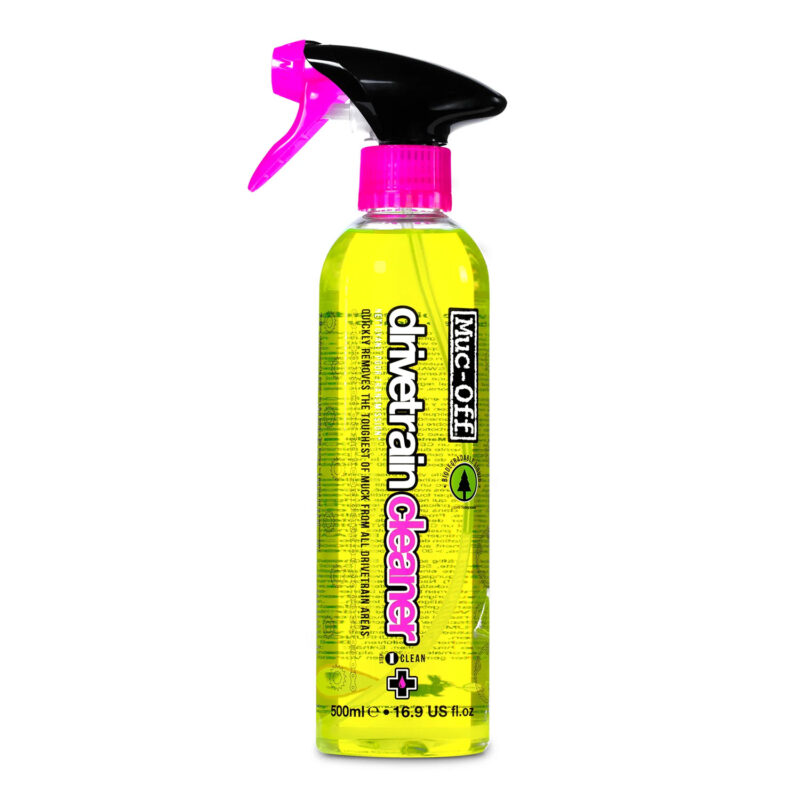 ドライブトレインクリーナー＜DRIVETRAIN CLEANER＞の透明なスプレーボトルに、黄色い液体が入った黒とピンクのトリガーノズル。.