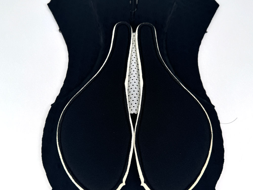 アソスショーツ要のパッド。レース向けとサイクリング向けのパッドは何