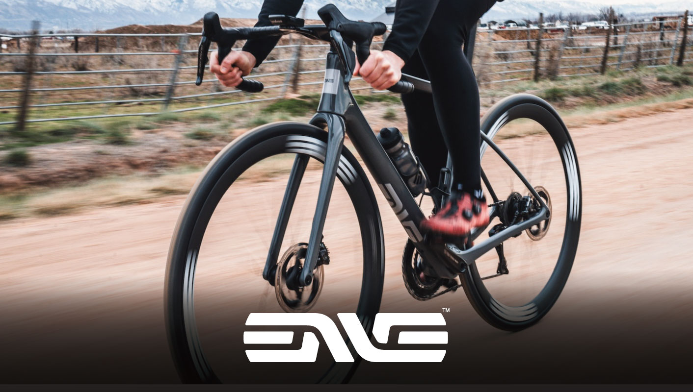 ENVEブランドの自転車に乗って、未舗装の道を走っている人。.