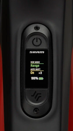 SRAMの電動自転車用コントロールディスプレイには、ライドモードがRangeに設定され、オートシフトが+3でオンになっており、バッテリー残量が100％であることが表示されています。.