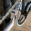 A33A0221 ROUTT製自転車のドライブトレインのクローズアップ写真。フレームやタイヤの近くに配置されたチェーンリングとチェーンが写っている。.