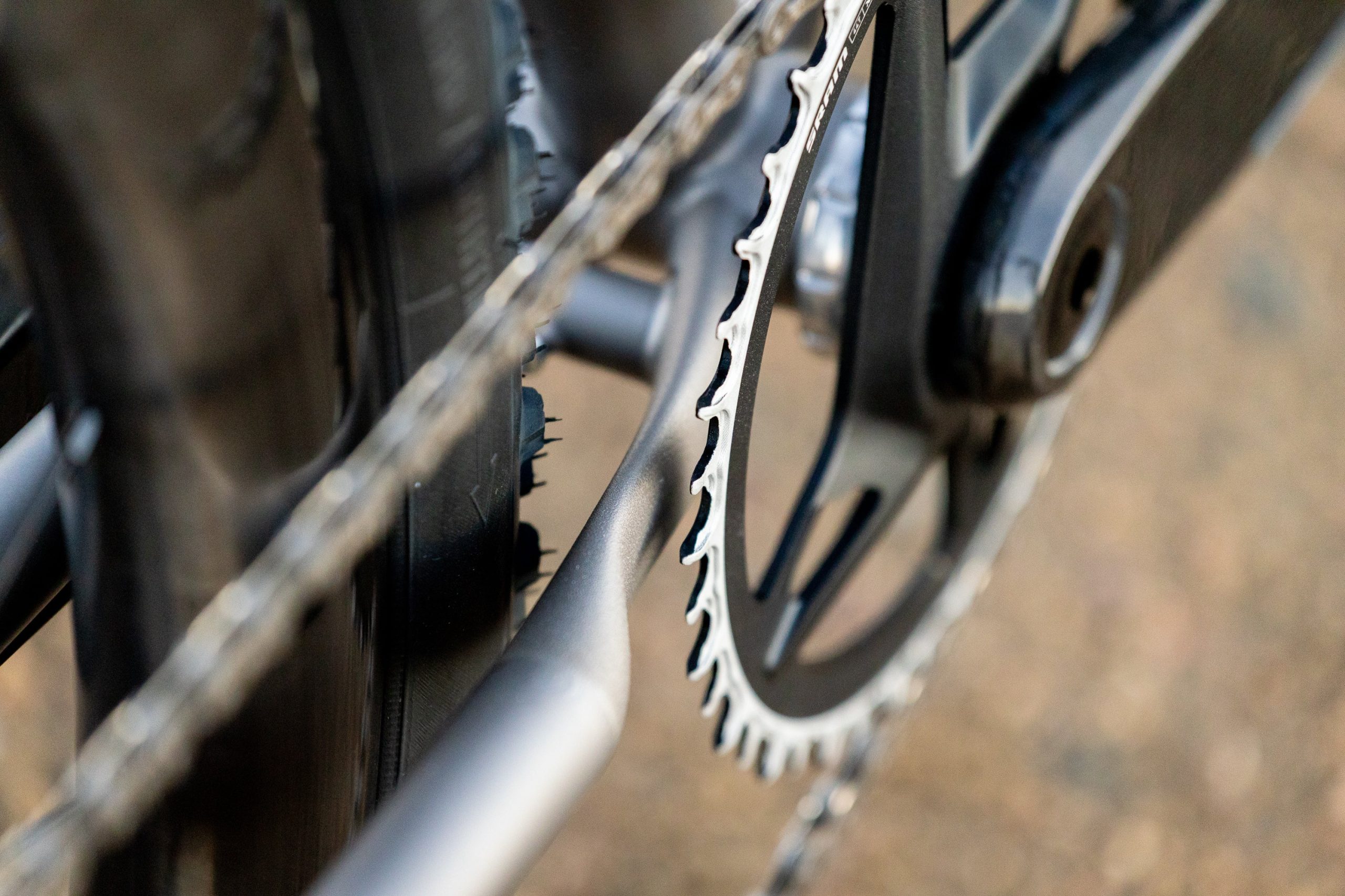 A33A0221 ROUTT製自転車のドライブトレインのクローズアップ写真。フレームやタイヤの近くに配置されたチェーンリングとチェーンが写っている。.