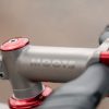 A33A1658 COUNTY LINE ALL-ROAD BIKEのステムとハンドルバー部分をクローズアップ。赤いアクセントとブランドロゴ入りの金属パーツが際立っています。.