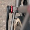 A33A1660 COUNTY LINE ALL-ROAD BIKEのフレームのボトムブラケット部分をクローズアップした写真。赤いロックリングと黒いクランクアームが見える。.