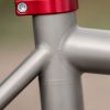 A33A1682 COUNTY LINE ALL-ROAD BIKEのマットグレーのフレーム接合部のクローズアップ。金属の溶接跡が際立ち、赤いシートポストクランプが特徴的です。.