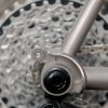A33A1684 UDHディレイラーハンガーとリアカセットを備えた、COUNTY LINE ALL-ROAD BIKEのフレームドロップアウトのクローズアップ。.