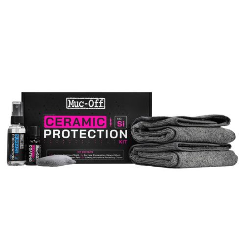 CERAMIC PROTECTION KIT<セラミックコーティング>には、ブラックボックス、ボトル2本、アプリケーターパッド、グレーのマイクロファイバータオル3枚が含まれる。.