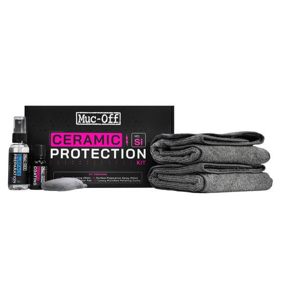 CERAMIC PROTECTION KITには、ブラックボックス、ボトル2本、アプリケーターパッド、グレーのマイクロファイバータオル3枚が含まれる。.