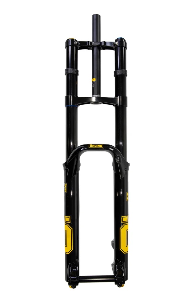 DH38 M.2 AIR TTX18 200MMは、ブラックとイエローのデュアルクラウンのマウンテンバイク用サスペンションフォークで、アッパーアーチと脚部にOHLINSのブランドロゴが見える。.