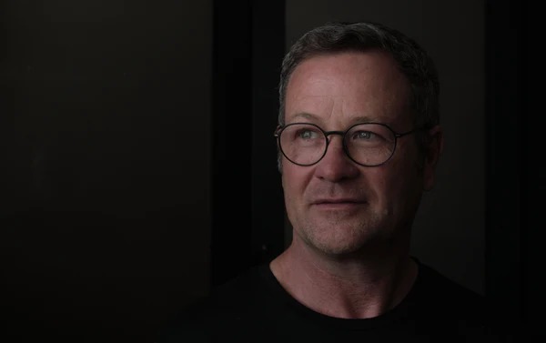 黒端メガネをかけた男性のポートレート写真