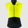 EQUIPE R SPRING FALL GILET S11は、鮮やかなイエローとブラックのノースリーブサイクリングベストで、フルフロントジッパー、高い襟、左胸の小さなロゴが特徴。.