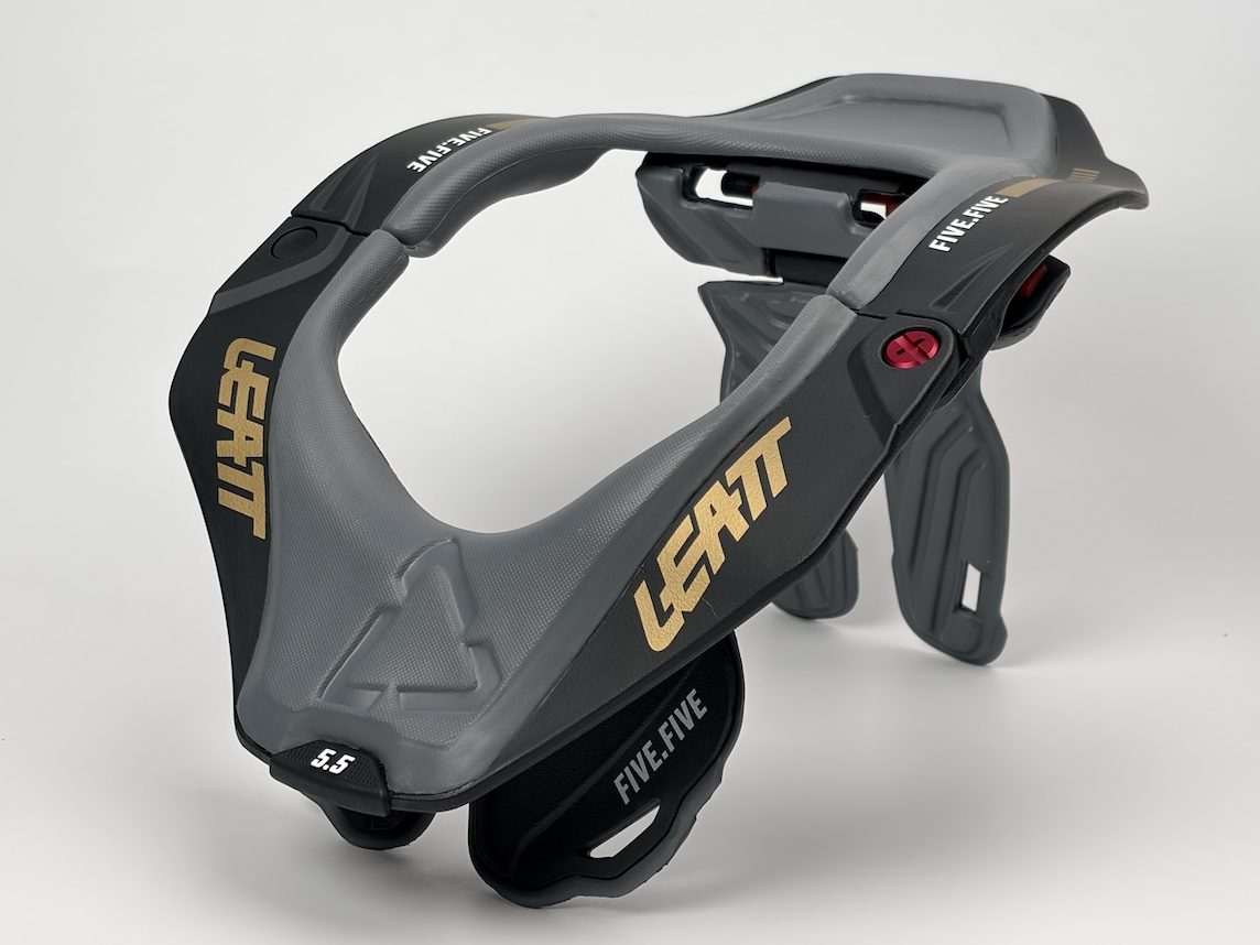 Leatt 5.5 ネックブレース(グレーとブラック、ゴールドのロゴ入り)。.