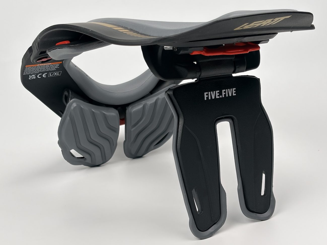 フレームが黒とグレーのLeatt製ネックブレース。背面サポート部分にFIVE.FIVEのロゴが入っています。.
