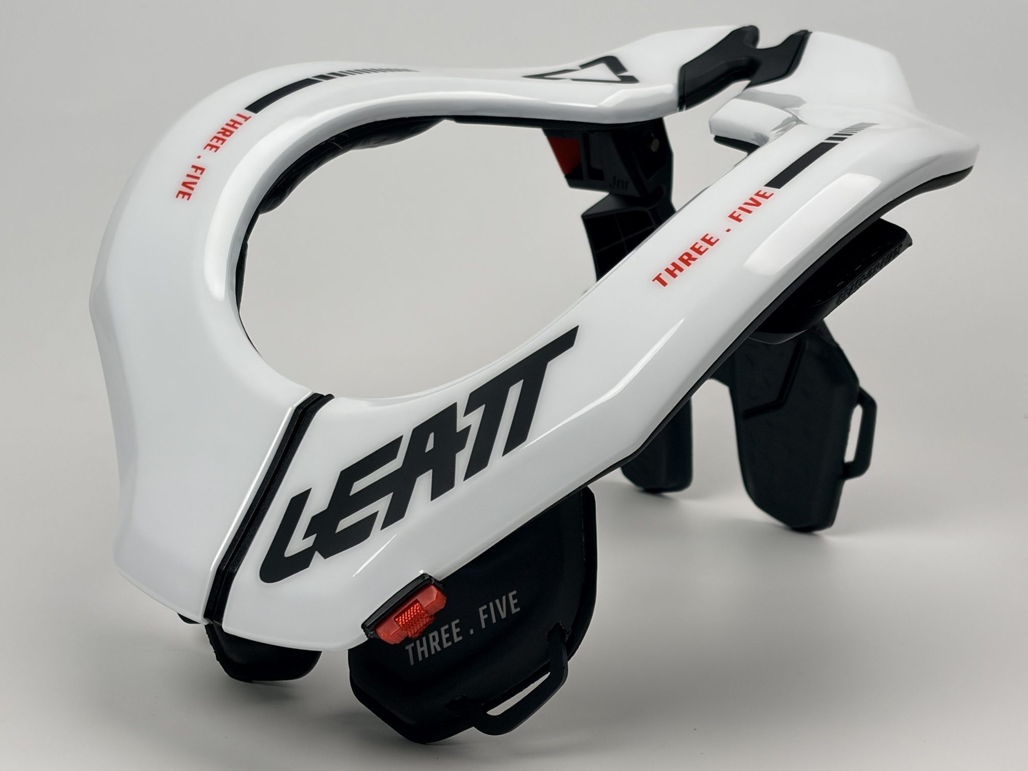 ホワイトのLeatt 3.5ネックブレース。.