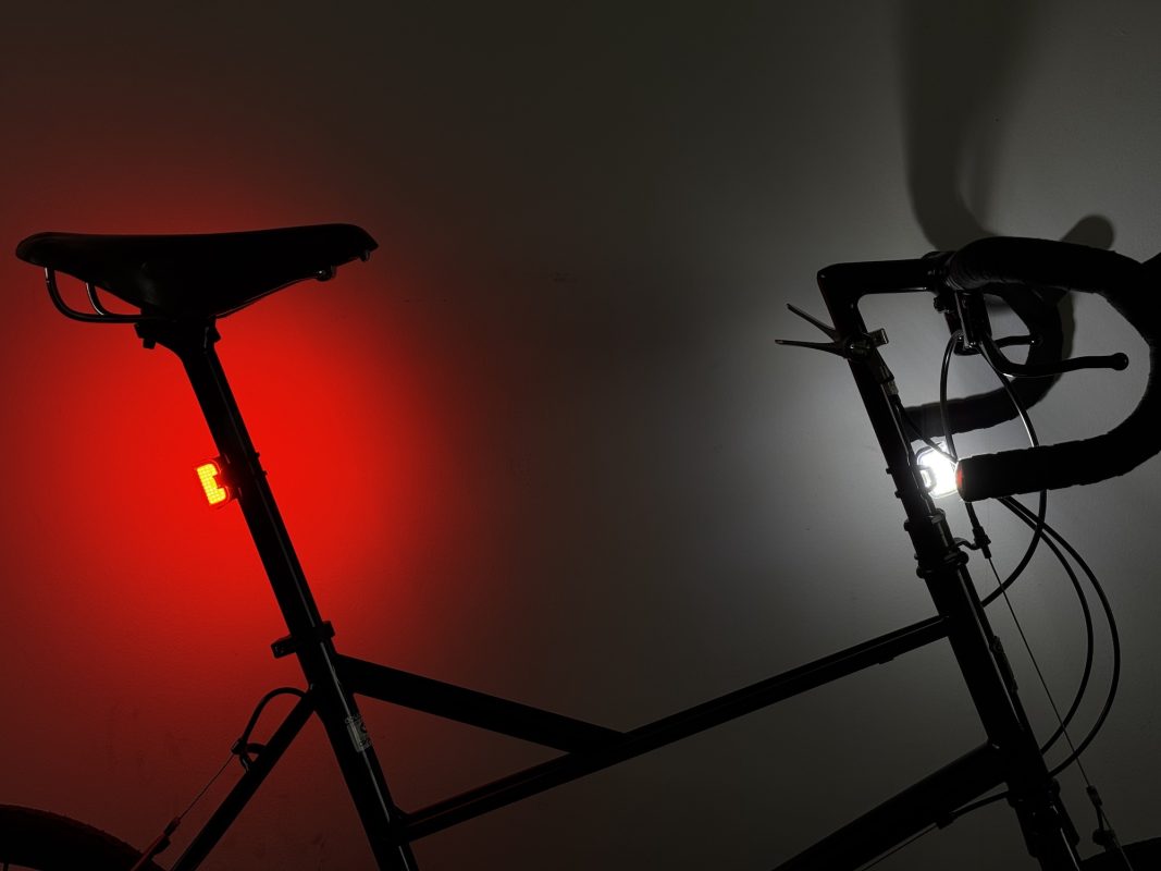 前後ライトを取り付けて横から見ている写真