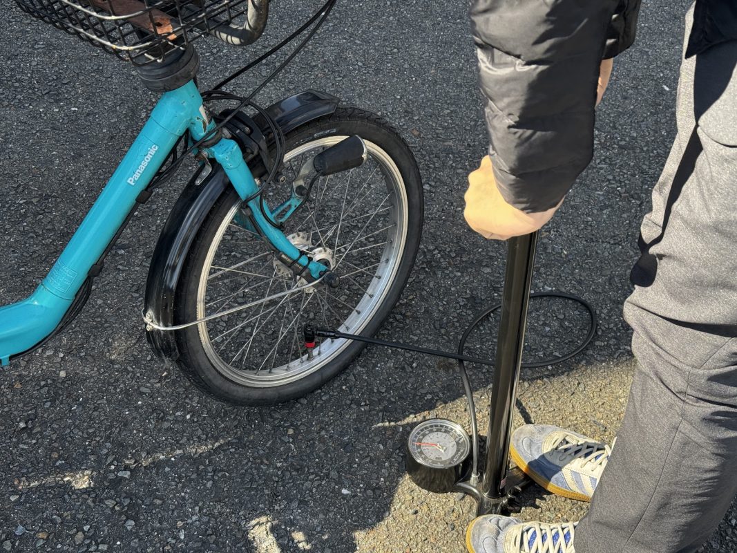 自転車のタイヤに空気を入れている