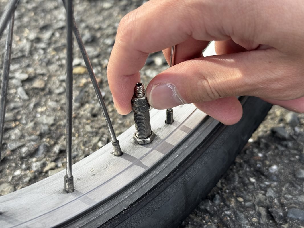 バルブナットを外す。