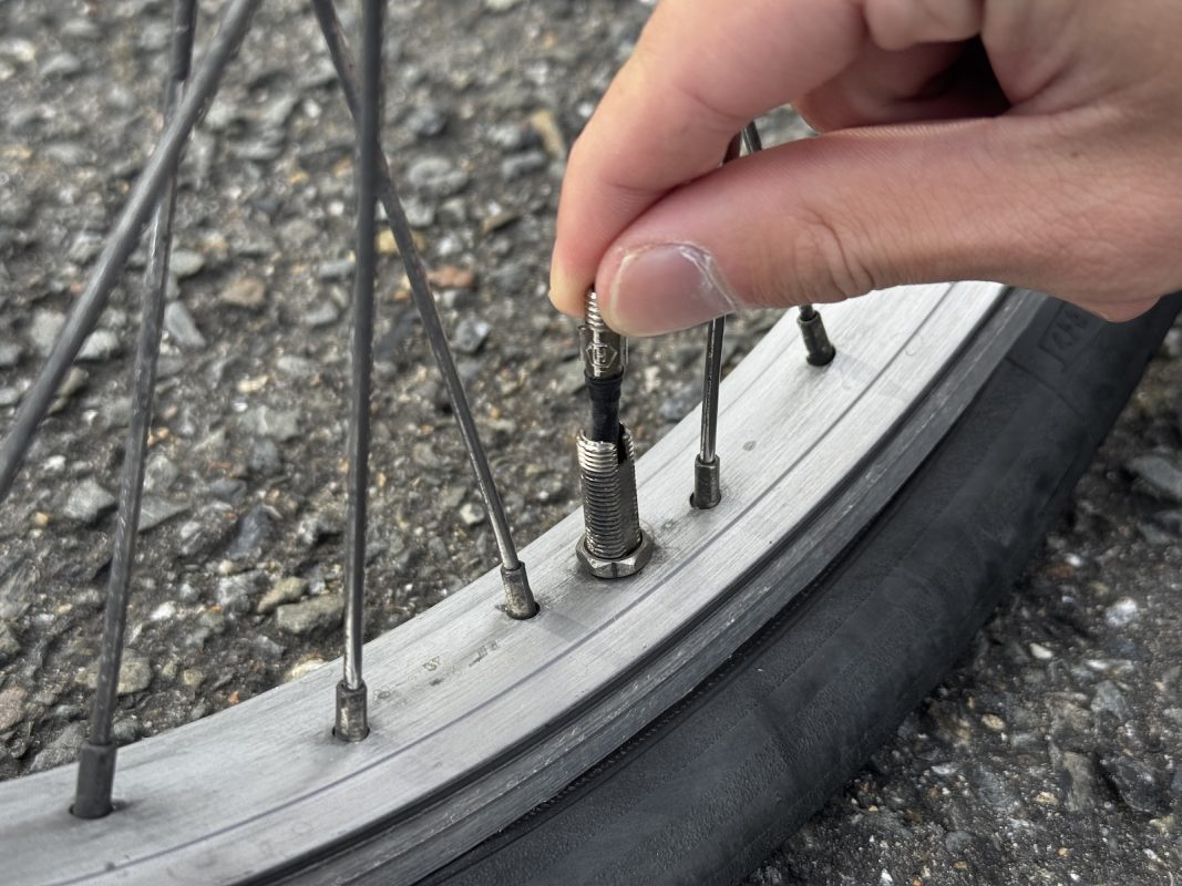 自転車バルブの虫ゴムを外す