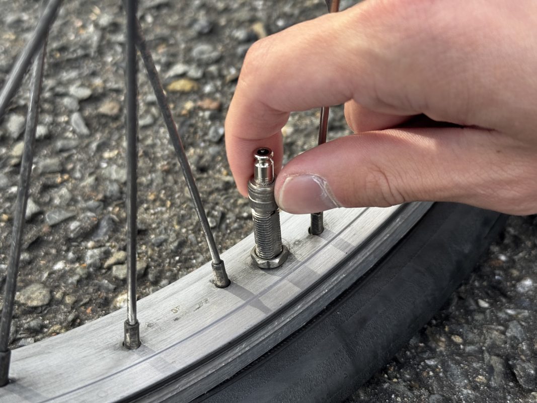 ナットを締め付ける