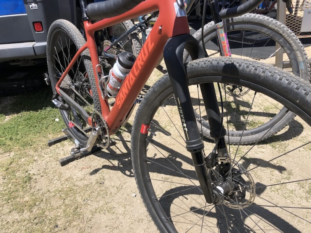 サスは重い”を覆す。グラベル専用サスペンション「INVERT」登場