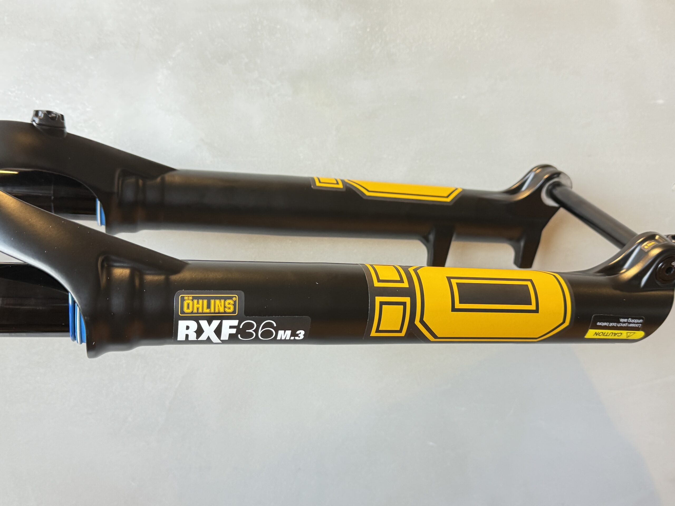 日本に到着、開封！ÖHLINS RXF36 AIR 