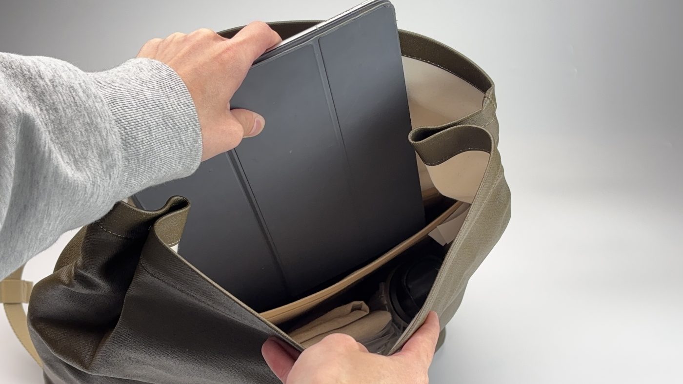 バッグにPCを入れている