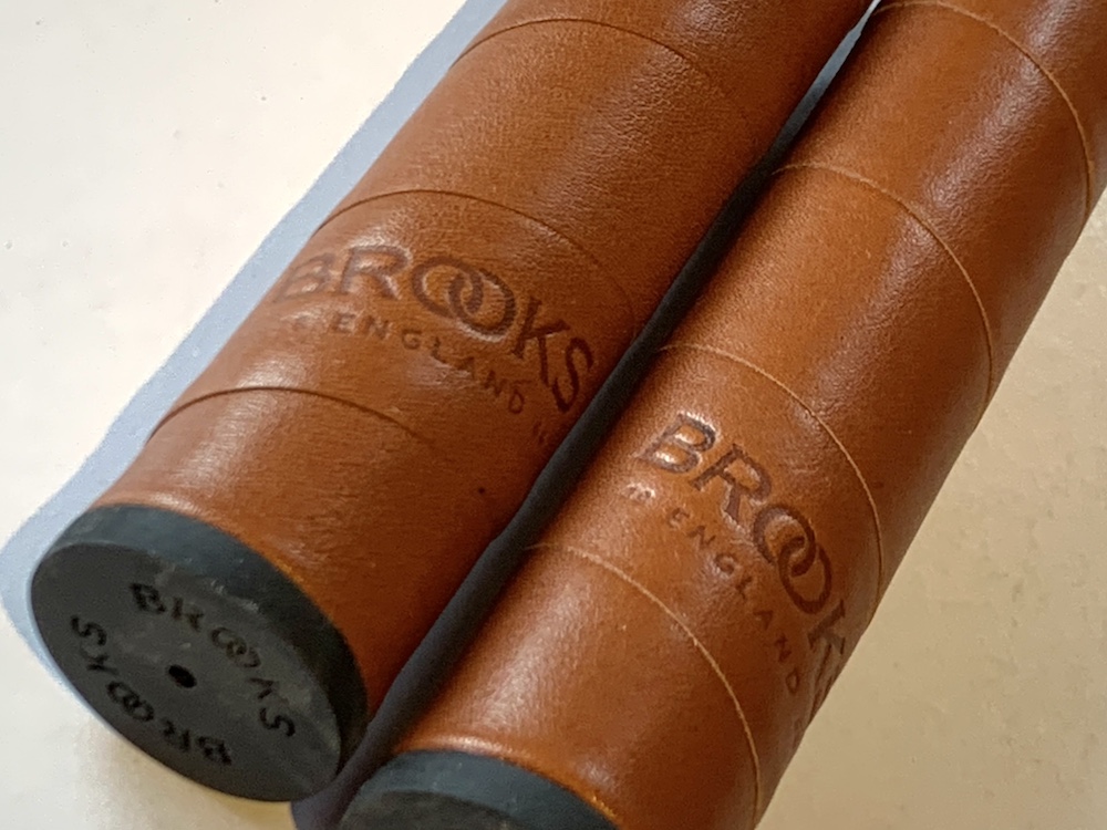 レザー ストラップで巻かれた新しいグリップがBROOKSから登場