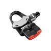 KEO 2 MAX VISION BLACKは、黒とシルバーの自転車用ペダルで、真っ白な背景に赤いリフレクターを内蔵しています。.