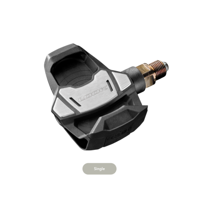 シルバーのアクセントと金属表面に刻まれた "LOOK "ブランドが特徴の、ブラックのKEO BLADE POWER SINGLE 16 クリップレスペダルのアップ。.
