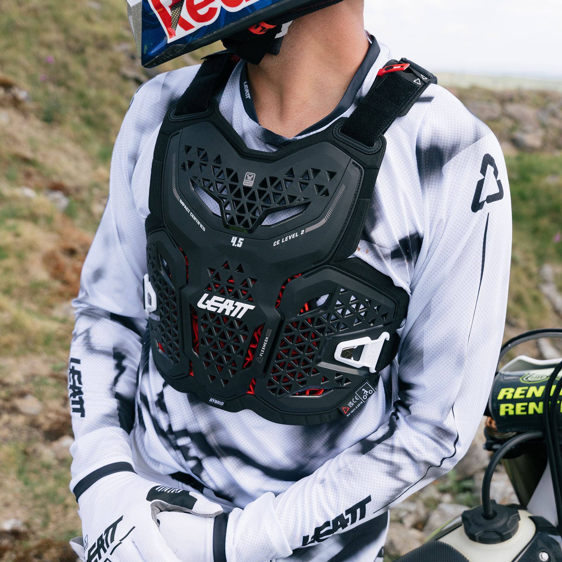 胸部プロテクターを装着したオフロードライダーの写真