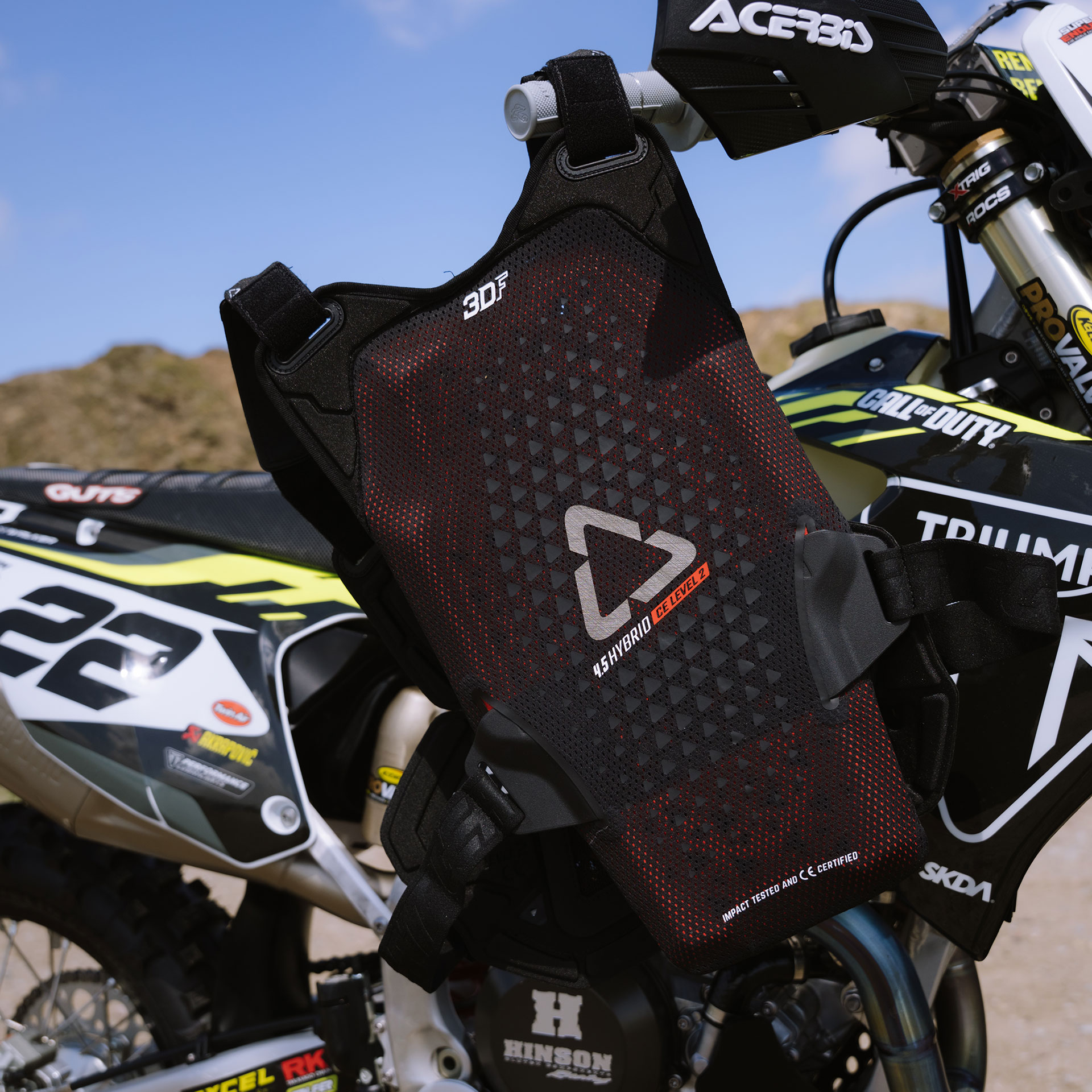 オフロードバイクに取り付けられた黒と赤の胸部プロテクターの写真