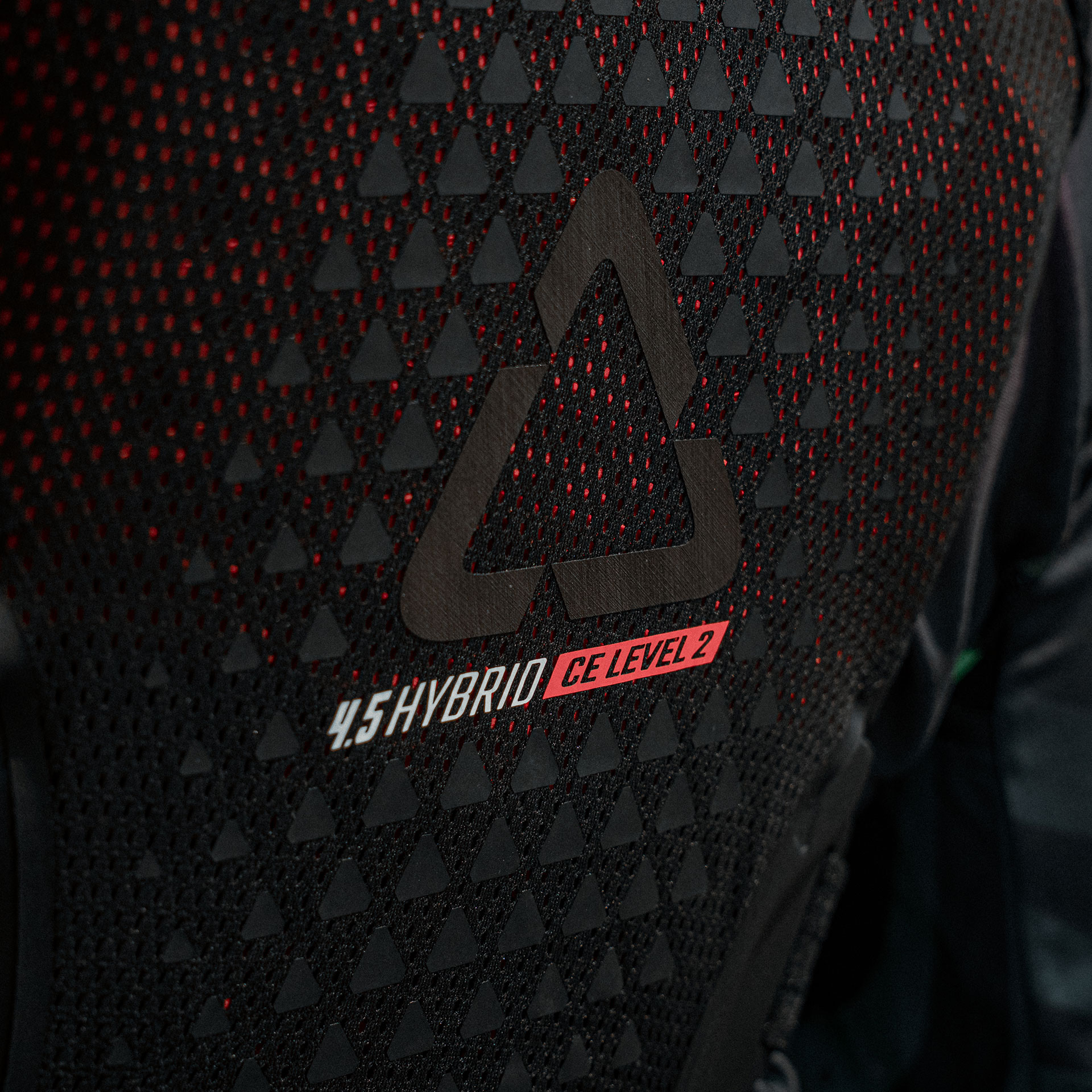 黒い胸部プロテクターのロゴとディテールのクローズアップ画像