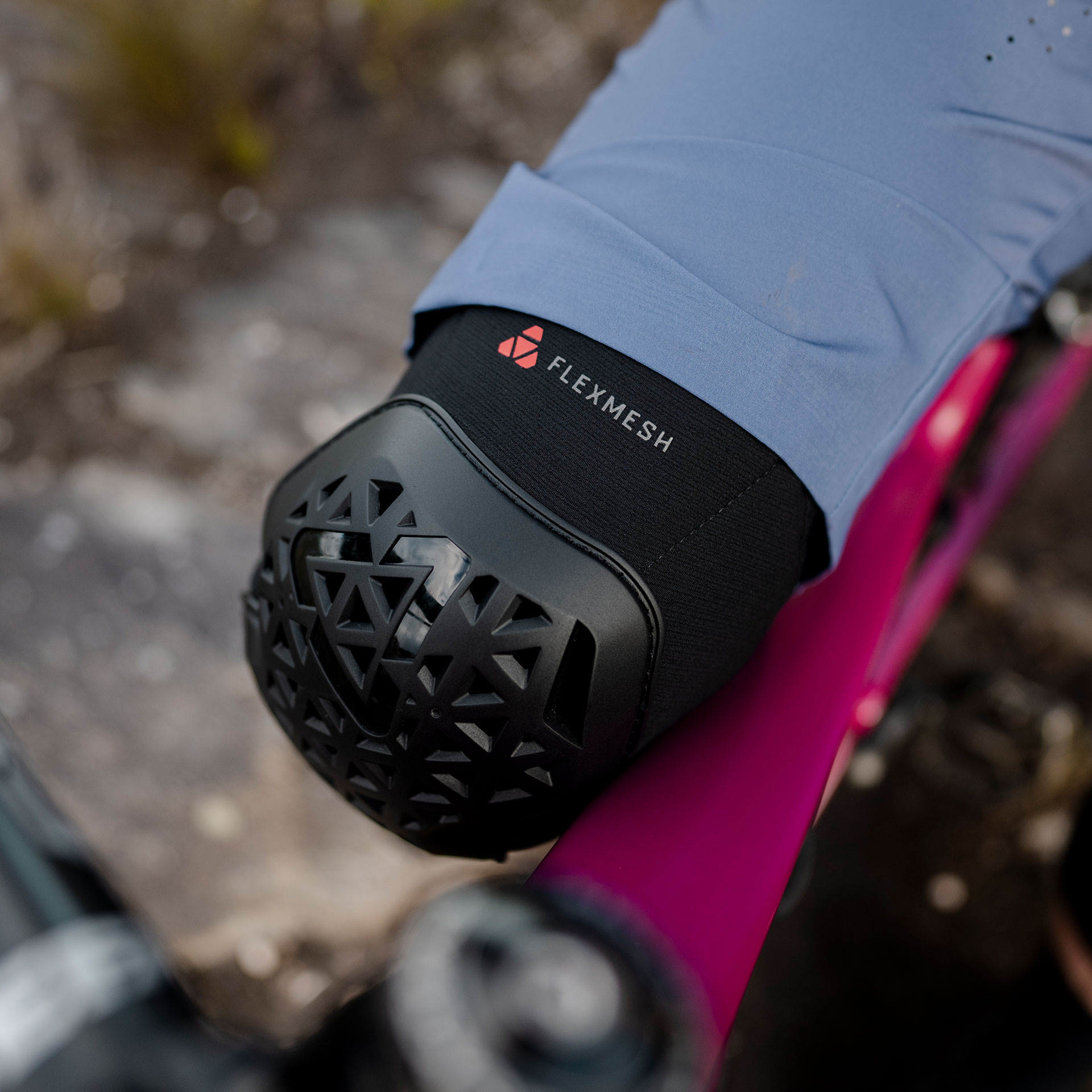 黒いFlexMesh膝用プロテクターを装着した膝のクローズアップ画像